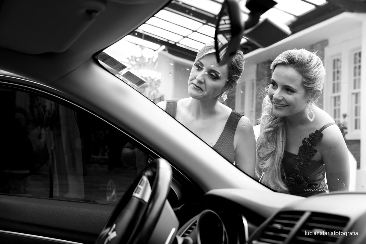 noiva, noiva no carro, irmã da noiva, chegada, luz natural, foto jornalismo, casamento de dia, weding, cerimonial