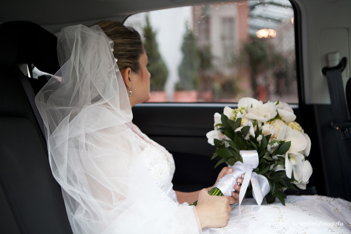 noiva, noiva no carro, chegada, luz natural, foto jornalismo, casamento de dia, weding, cerimonial