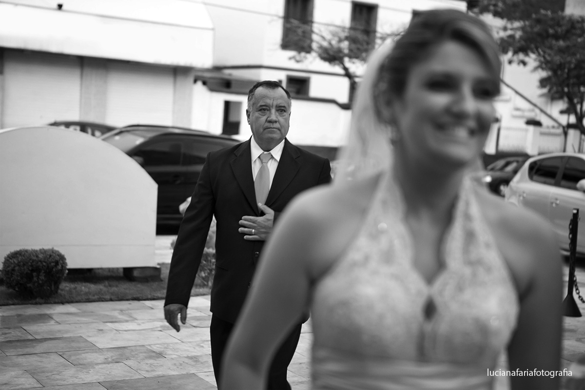 pai da noiva, noiva entrando, véu, casar, fim da tarde, luz natural, foto jornalismo, casamento de dia, weding, cerimonial