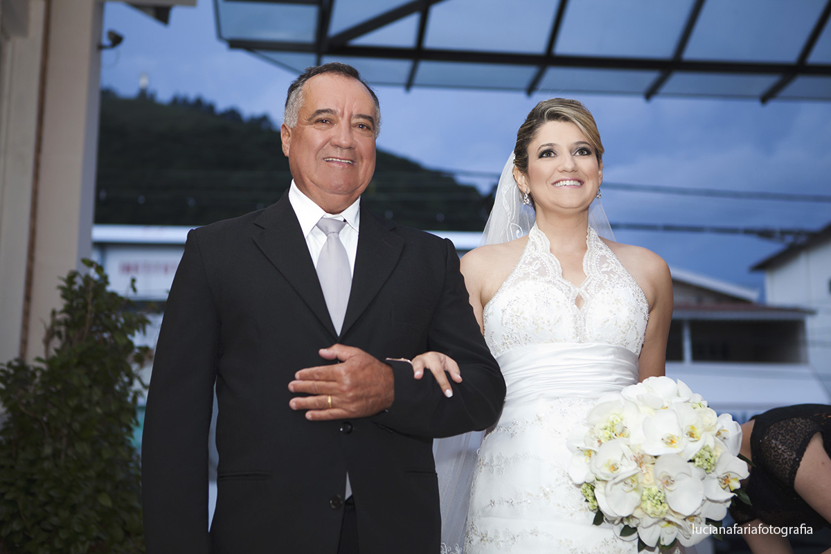 pai da noiva, noiva entrando, véu, casar, fim da tarde, luz natural, foto jornalismo, casamento de dia, weding, cerimonial, emoção, sorriso de noiva