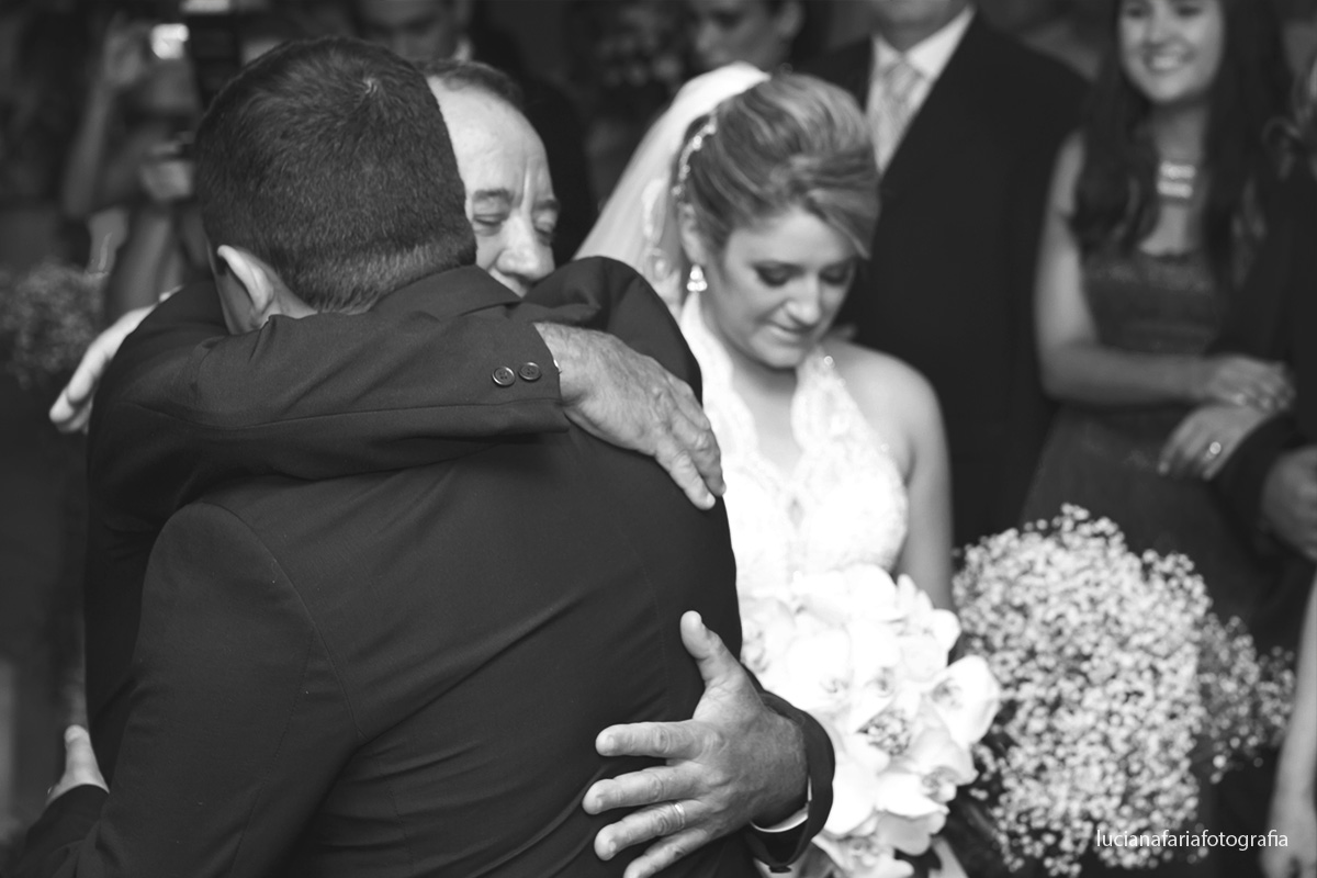 encontro, noivo, espera, abraço do pai, casar, fim da tarde, luz natural, foto jornalismo, casamento de dia, weding, cerimonial, emoção, sorriso de noiva