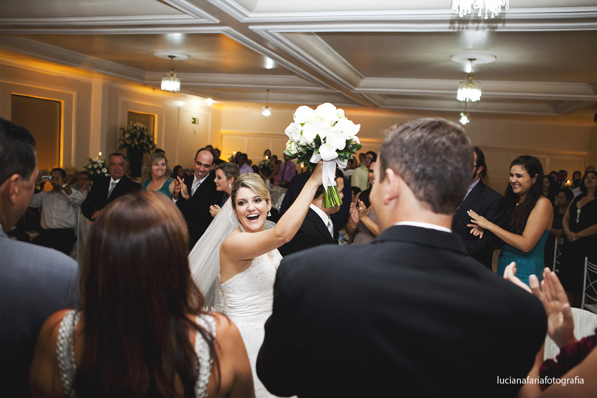 casados, saída dos noivos, festa, comemorar, casar no salão, buffet, casar, fim da tarde, luz natural, foto jornalismo, casamento de dia, weding, cerimonial, emoção, sorriso de noiva, decoração, buquê noivos