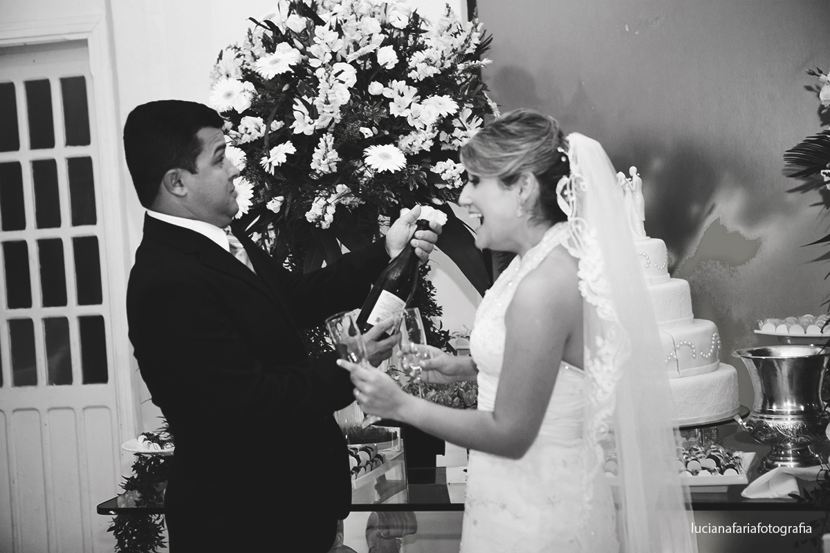 brinde dos noivos, estourar a champanhe, casar no salão, buffet, casar, casamento de dia, weding, cerimonial, emoção, sorriso de noiva, decoração, cerimônia com pastor