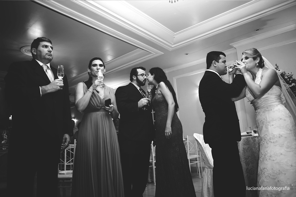 brinde com padrinhos, estourar a champanhe, casar no salão, buffet, casar, casamento de dia, weding, cerimonial, emoção, sorriso de noiva, decoração, cerimônia com pastor