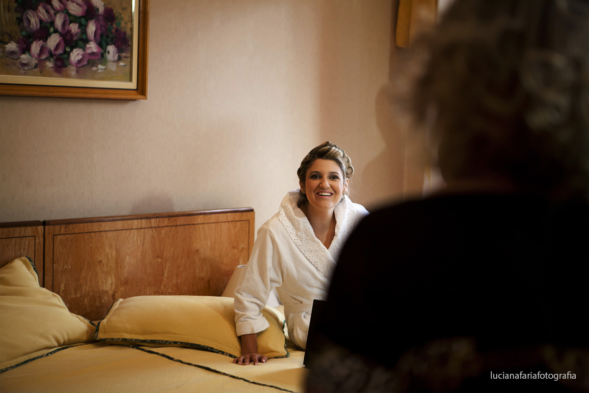 making of, maquiagem, arrumando, quarto de hotel, mãe da noiva, encontro, maquiador, noivas, casamento, dia da noiva, casamento de dia, weding,  cerimonial