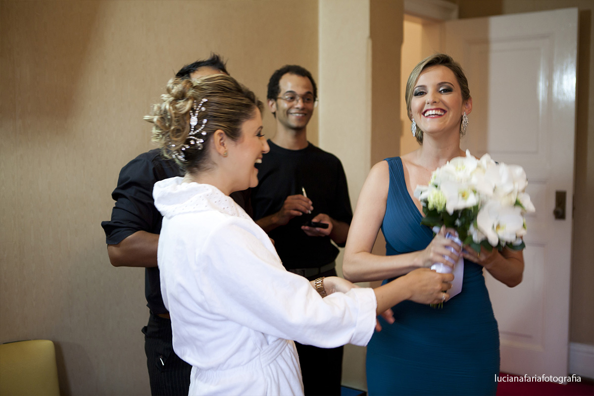 chegou o buquê, surpresa, alegria, amou, making of, maquiagem, arrumando, quarto de hotel, mãe da noiva, encontro, maquiador, noivas, casamento, dia da noiva, casamento de dia, weding, cerimonial