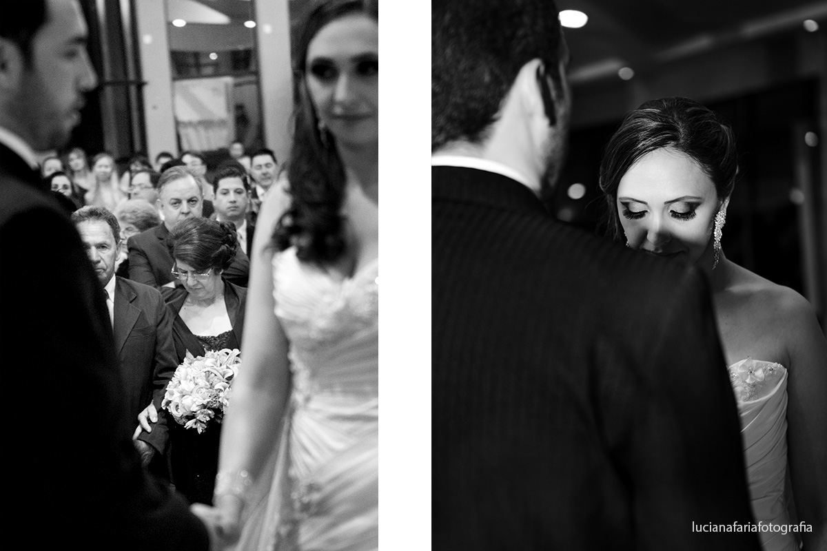 igreja católica, alianças, hora do sim, mãe do noivo, mãos dadas, no altar, altar, emoção, noiva, noivo, religioso, igreja, casamento, cerimonial, decoração, noiva, casar, véu, de costas, noiv