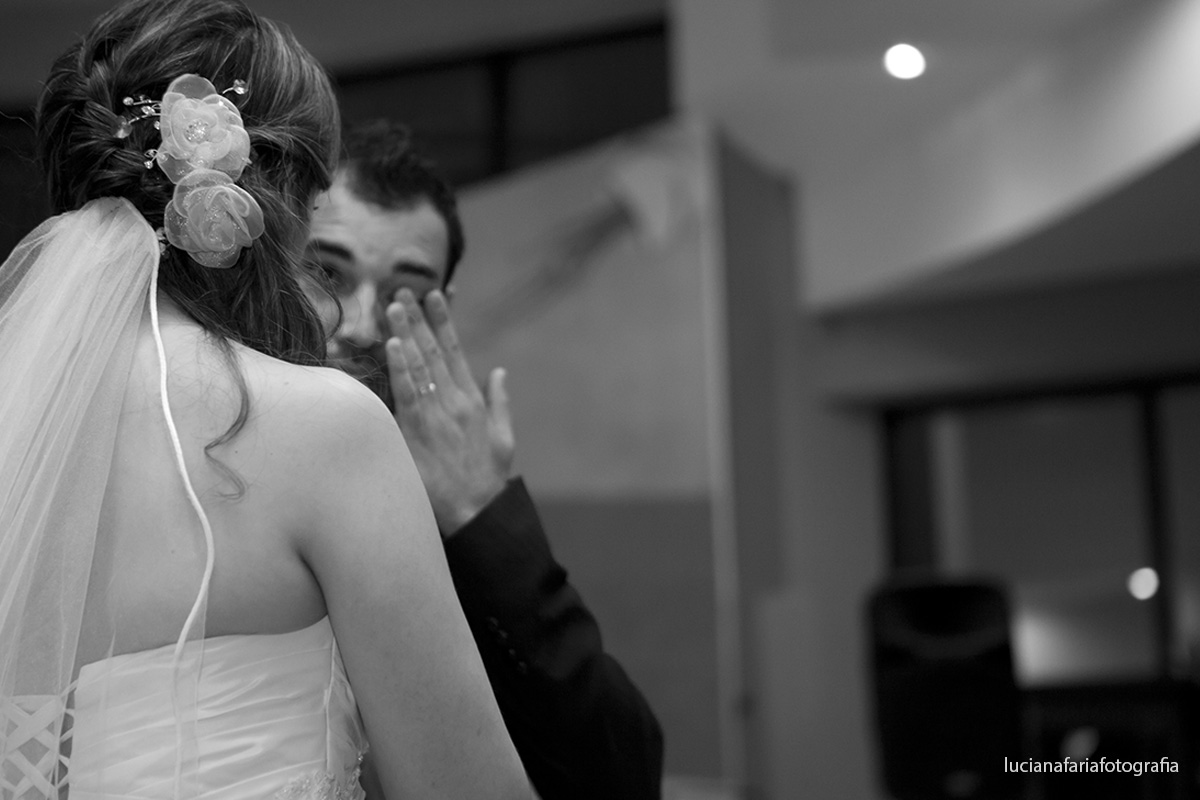 igreja católica, alianças, hora do sim,  mãos dadas, no altar, altar, emoção, noiva, noivo, religioso, igreja, casamento, cerimonial, decoração, noiva, casar, véu, de costas, noivos, cerimônia