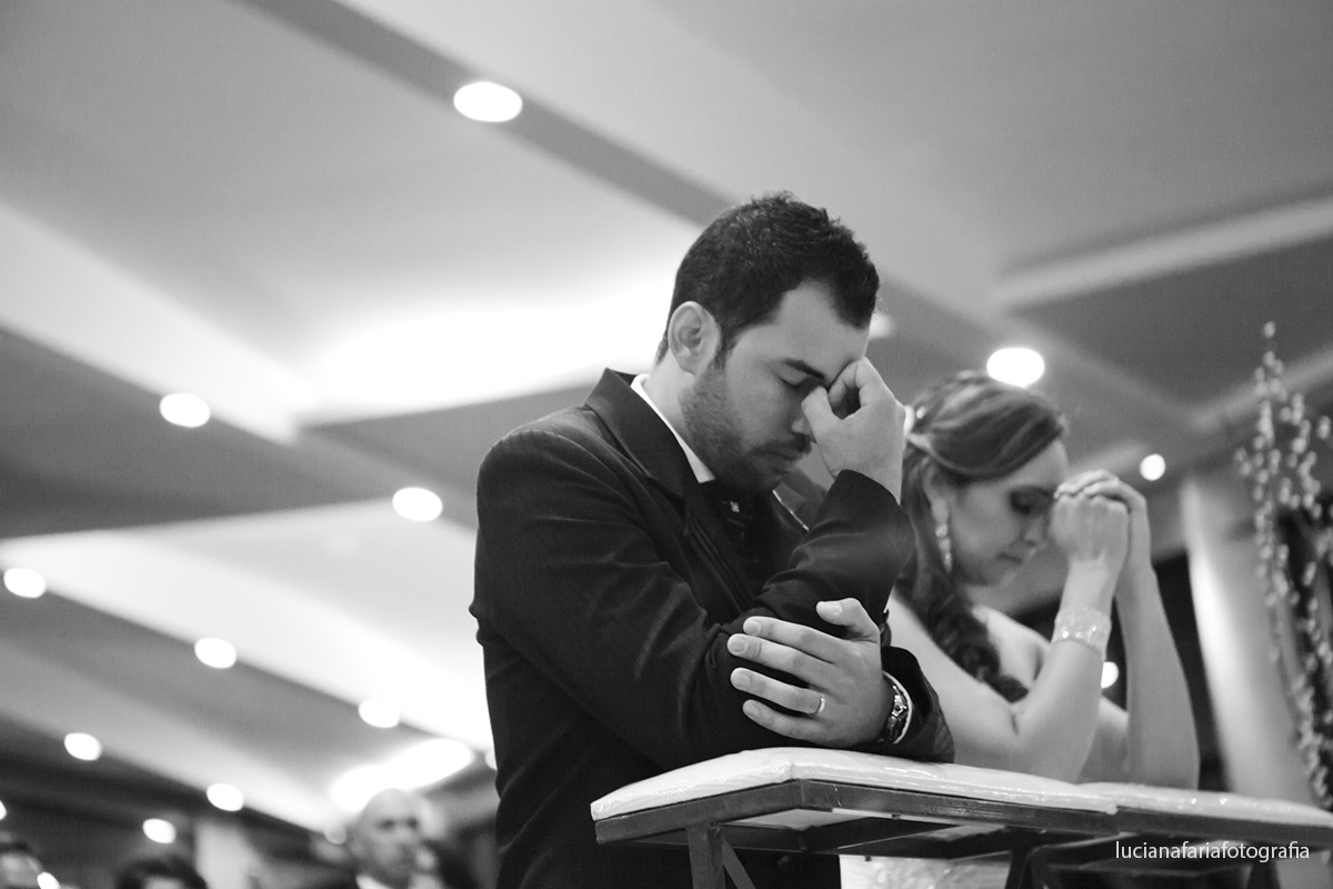 igreja católica, alianças, hora do sim,  mãos dadas, no altar, altar, emoção, noiva, noivo, religioso, igreja, casamento, cerimonial, decoração, noiva, casar, véu, de costas, noivos, cerimônia