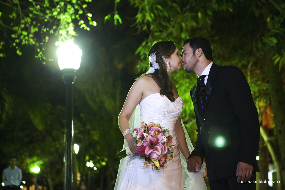 praça, fotos externas, depois do casamento, ensaio, e-session, noivos, beijo, romanticos, buquê rosa, cabelo solto, penteado solto, terno