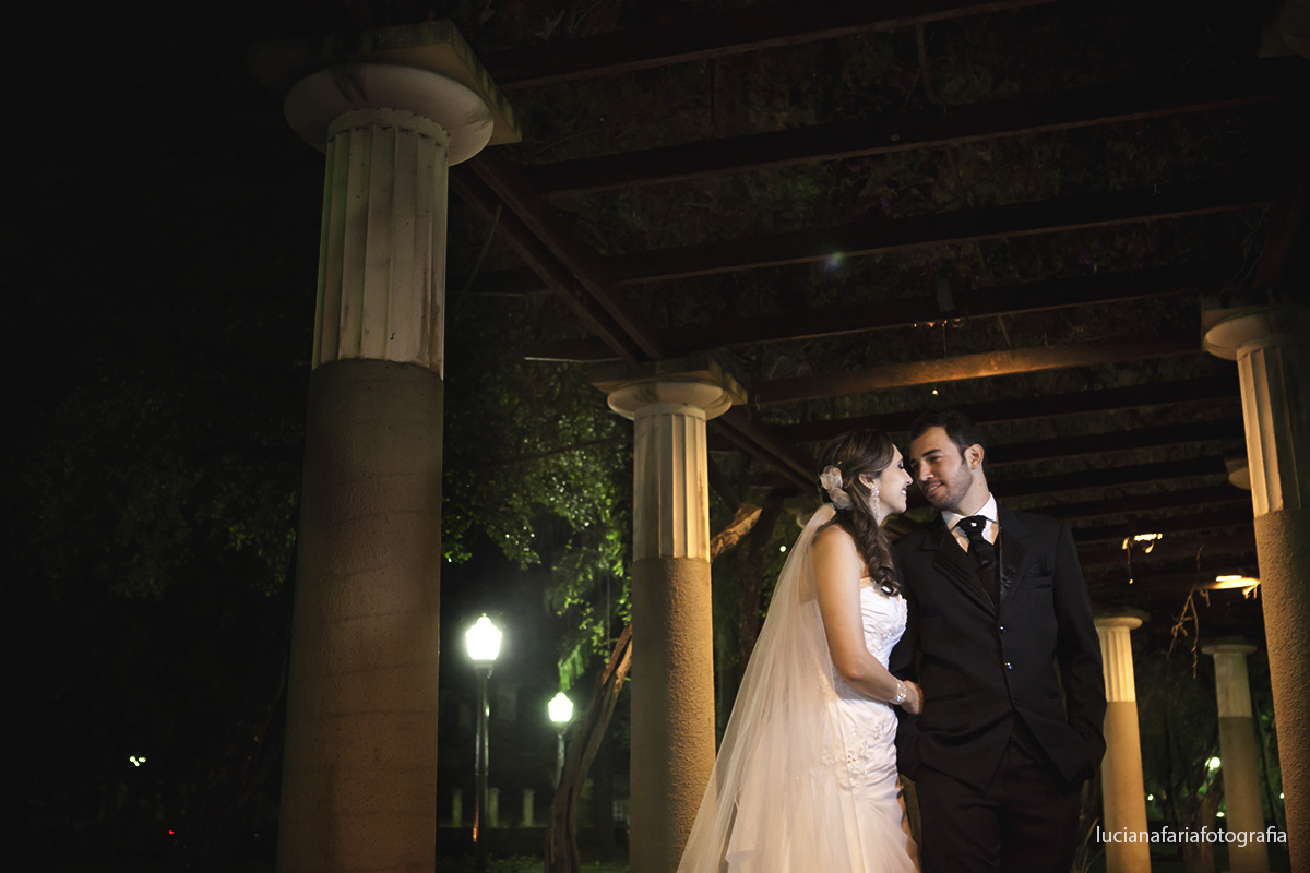 praça, fotos externas, depois do casamento, ensaio, e-session, noivos, beijo, romanticos, buquê rosa, cabelo solto, penteado solto, terno, cerimonial