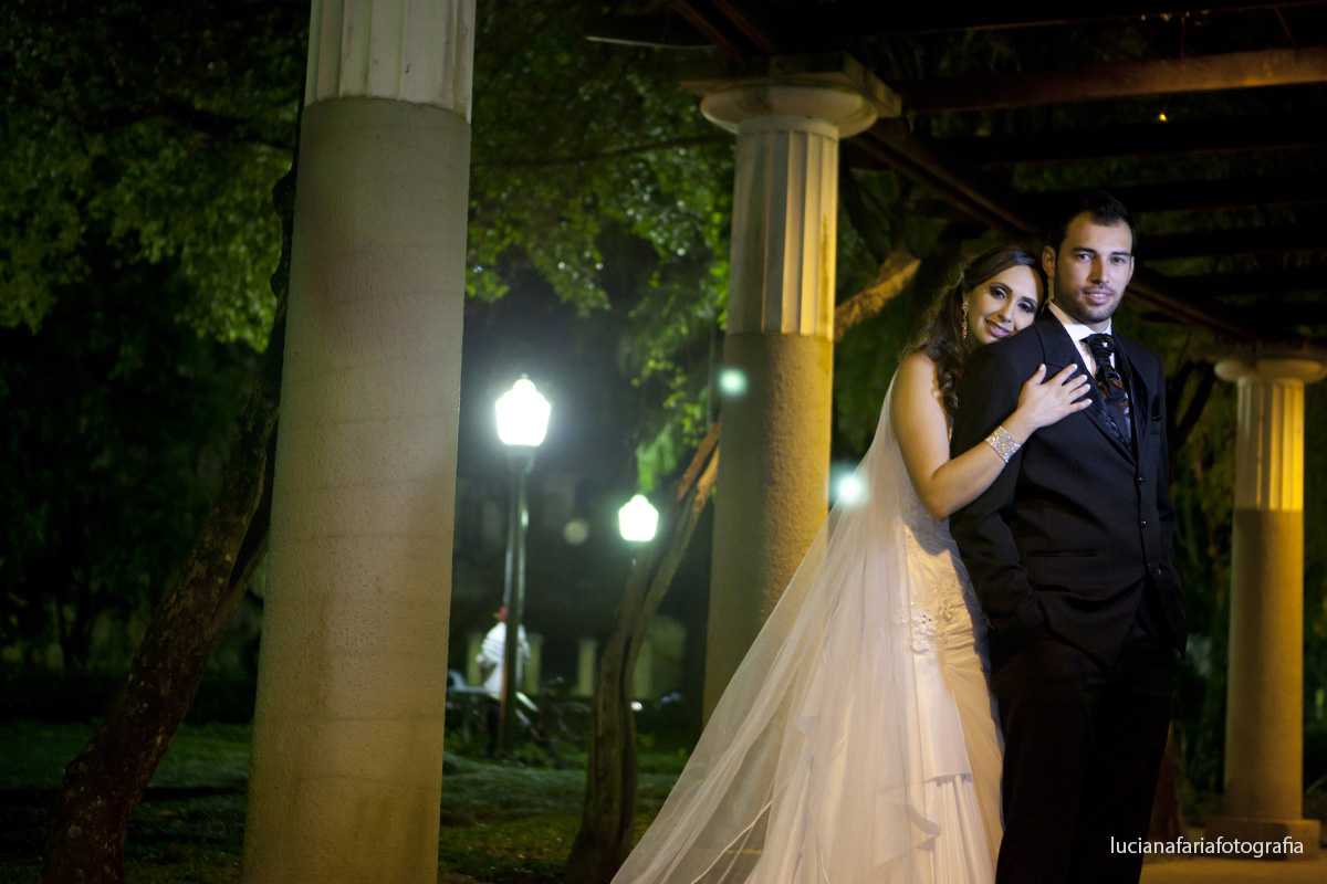 praça, fotos externas, depois do casamento, ensaio, e-session, noivos, beijo, romanticos, buquê rosa, cabelo solto, penteado solto, terno, cerimonial