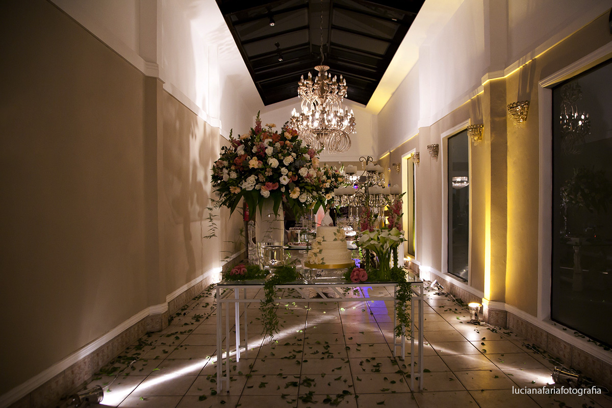 decoração, casamento, flores, folhas, mesa do bolo, bolo de noiva, noivinhos, caricatura, lustre no salão, buffet, festa, recepção, casados, iluminação, salão, cerimonial