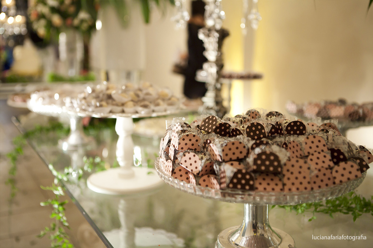 decoração, casamento, flores, folhas, mesa do bolo, bolo de noiva, noivinhos, caricatura, lustre no salão, buffet, festa, recepção, casados, iluminação, salão, cerimonial