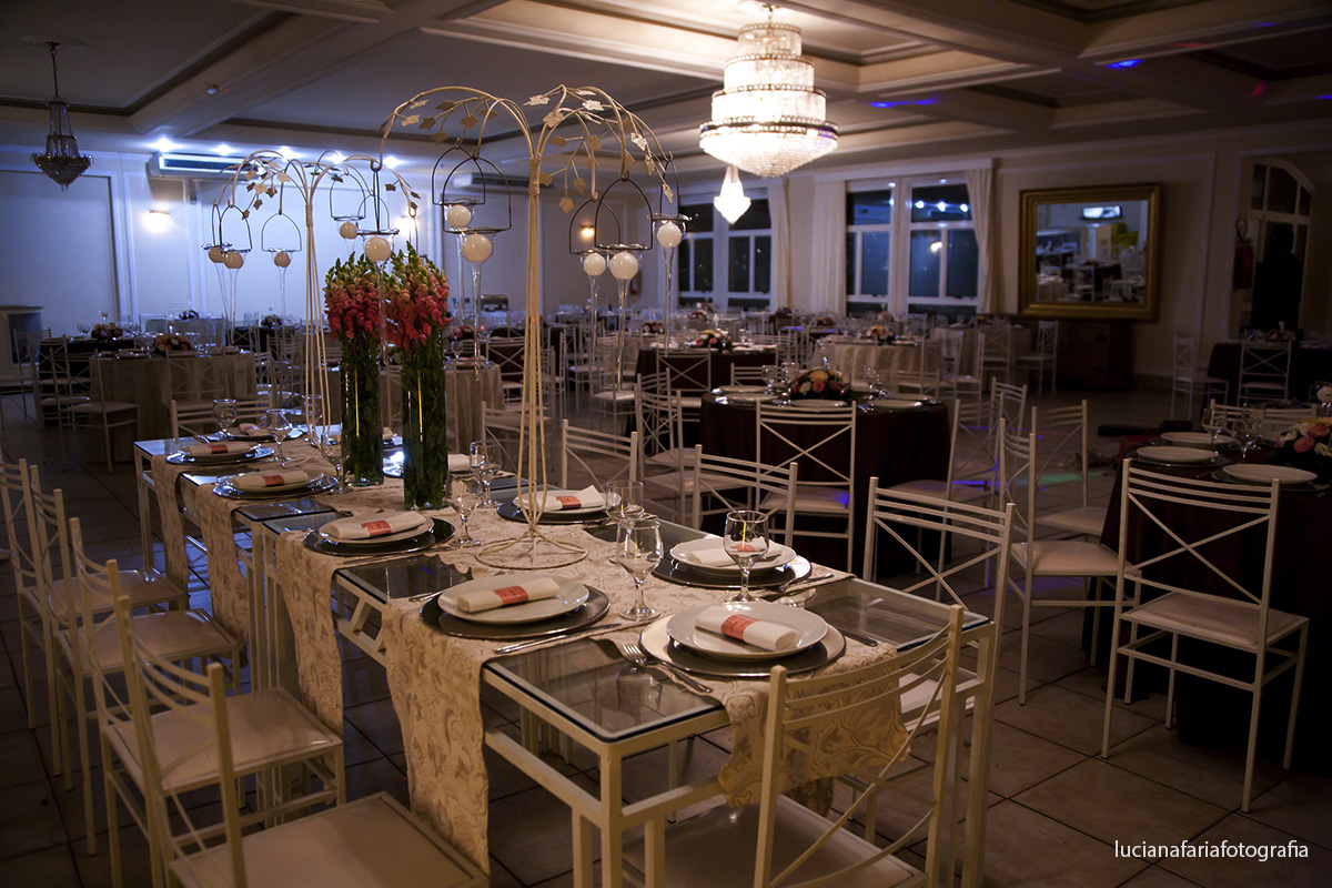 decoração, casamento, flores, folhas, mesa do bolo, bolo de noiva, noivinhos, caricatura, lustre no salão, buffet, festa, recepção, casados, decoração nas mesas. mesas, festa de casamento, iluminaç&a