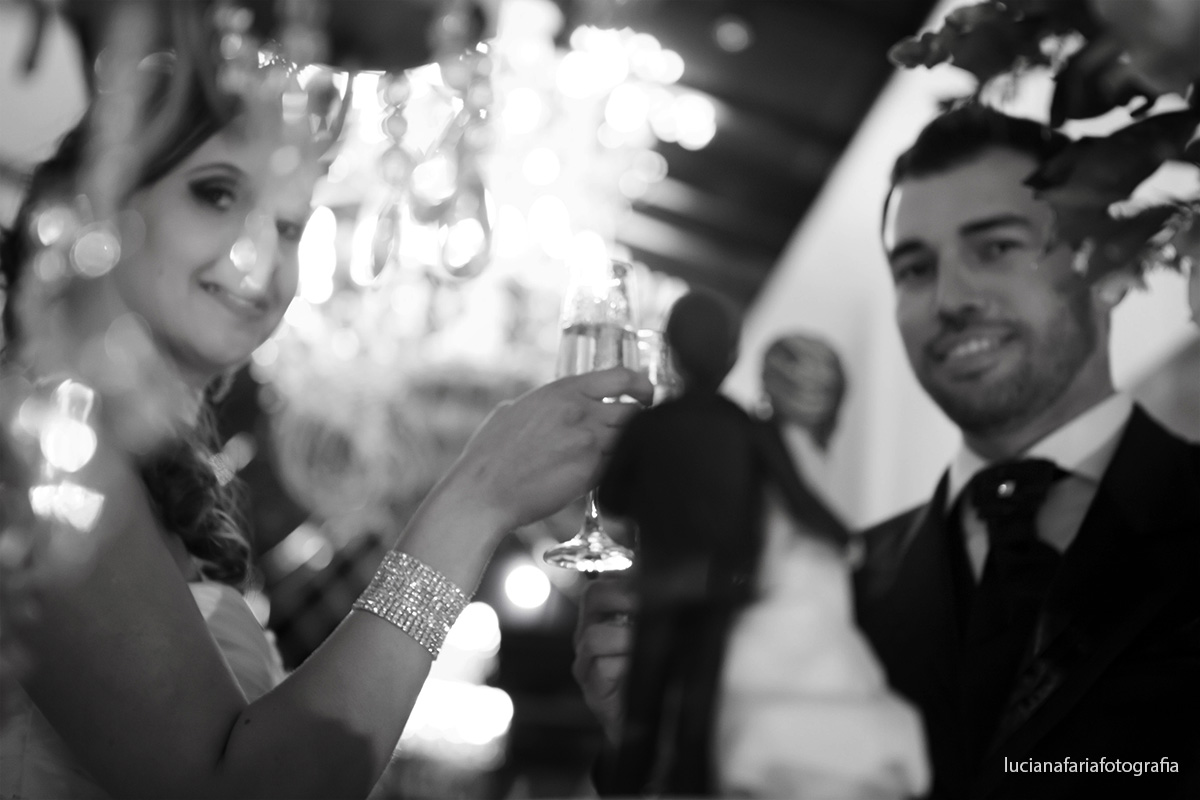 noivos, brinde, corte do bolo, decoração, casamento, flores, folhas, mesa do bolo, bolo de noiva, noivinhos, caricatura, lustre no salão, buffet, festa, recepção, casados, iluminação, salão, cerimoni