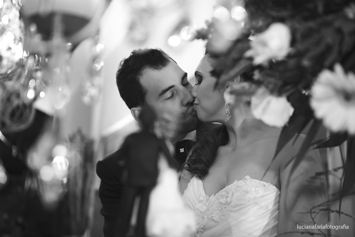 noivos, brinde, corte do bolo, decoração, casamento, flores, folhas, mesa do bolo, bolo de noiva, noivinhos, caricatura, lustre no salão, buffet, festa, recepção, casados, iluminação, salão, cerimoni