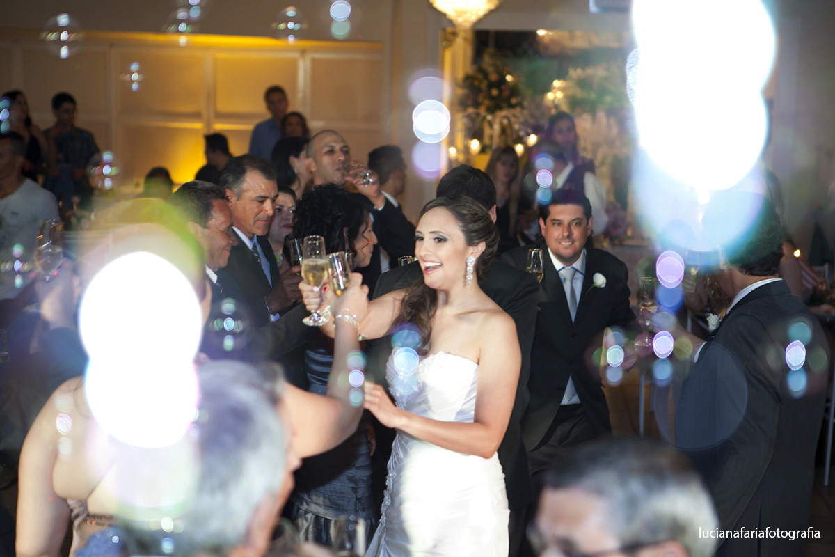 brinde com os pais, padrinhos, chegada na festa, dj, dança, noivos, brinde, decoração, casamento, flores, noivinhos, lustre no salão, buffet, festa, recepção, casados, iluminação, salão, cerim