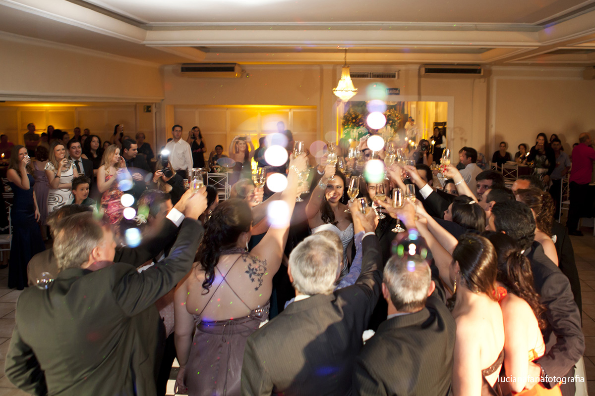 brinde com os pais, padrinhos, chegada na festa, dj, dança, noivos, brinde, decoração, casamento, flores, noivinhos, lustre no salão, buffet, festa, recepção, casados, iluminação, salão, cerim