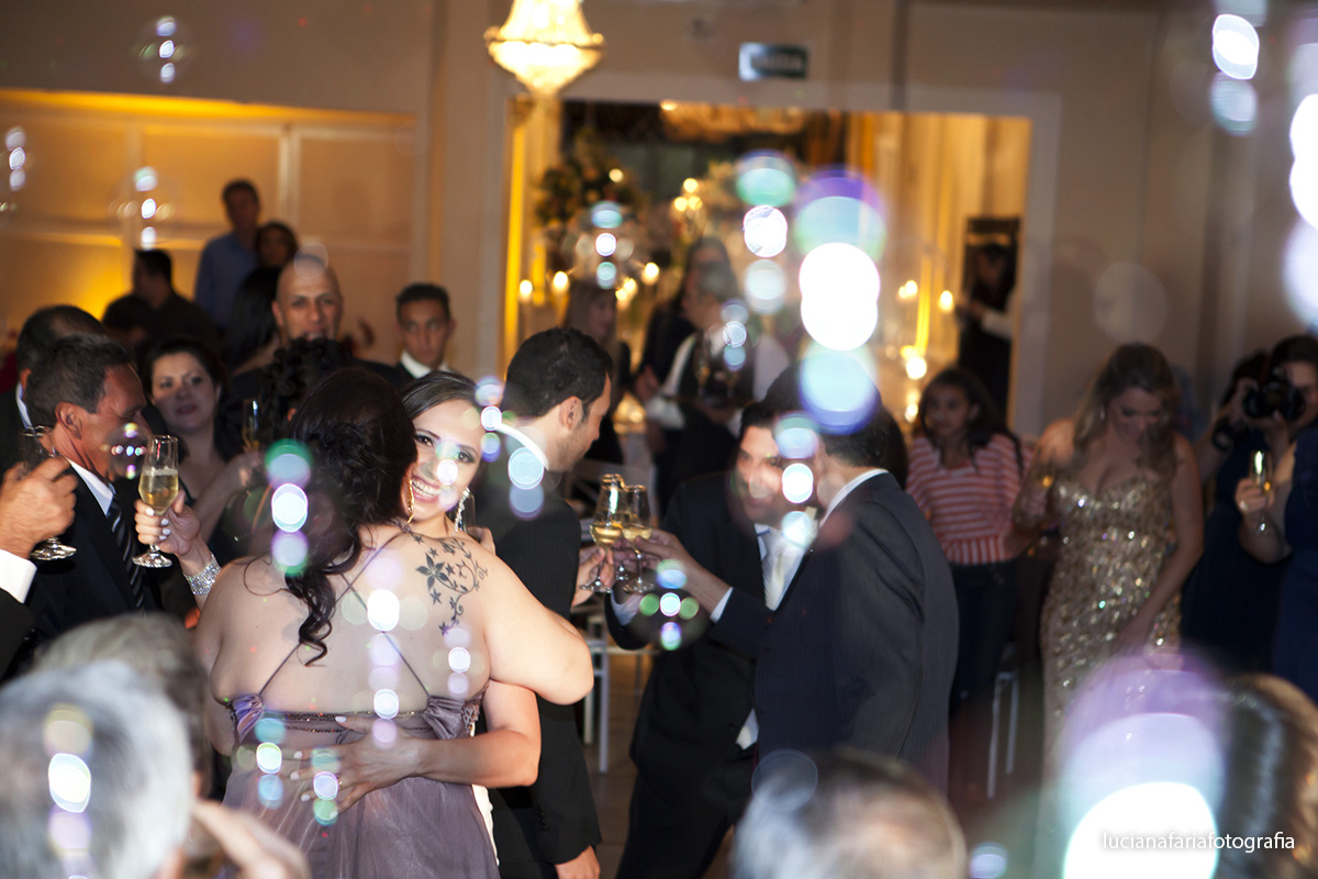 brinde com os pais, padrinhos, chegada na festa, dj, dança, noivos, brinde, decoração, casamento, flores, noivinhos, lustre no salão, buffet, festa, recepção, casados, iluminação, salão, cerim