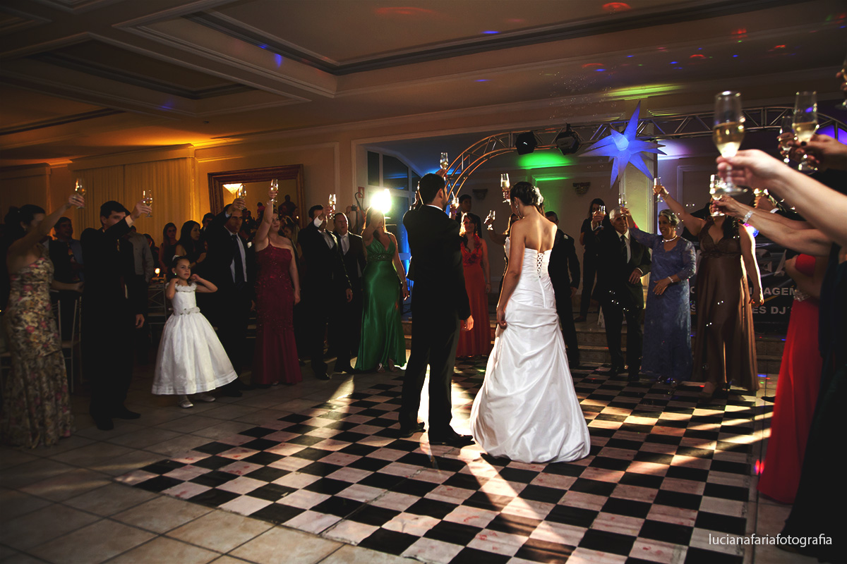 brinde com os pais, padrinhos, chegada na festa, dj, dança, noivos, brinde, decoração, casamento, flores, noivinhos, lustre no salão, buffet, festa, recepção, casados, iluminação, salão, cerim