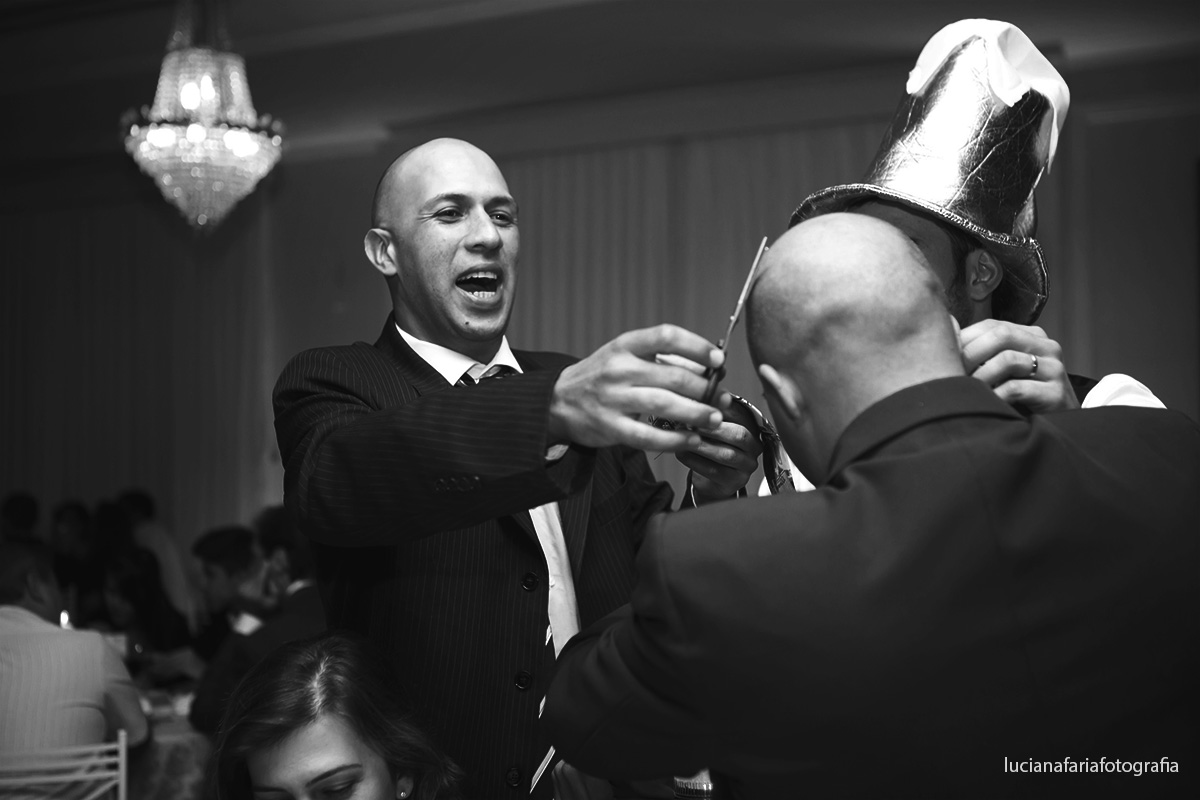 gravata, corte da gravata, padrinhos, dj, dança, noivos,  decoração, casamento, noivinhos, buffet, festa, recepção, casados, iluminação, salão, cerimonial