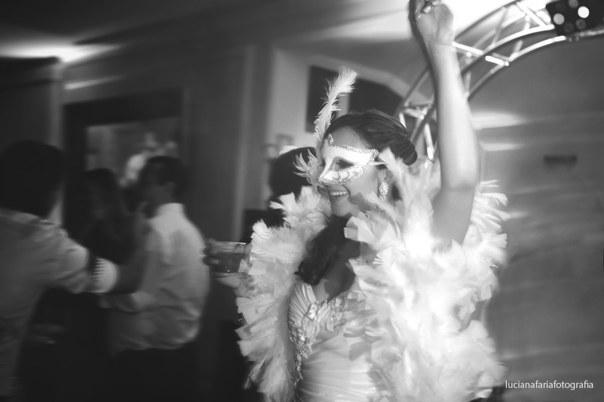noiva, plumas, branca, mascara, mascara de noivas, dançando, dj, dança, noivos,  decoração, casamento, noivinhos, buffet, festa, recepção, casados, iluminação, salão, cerimonial