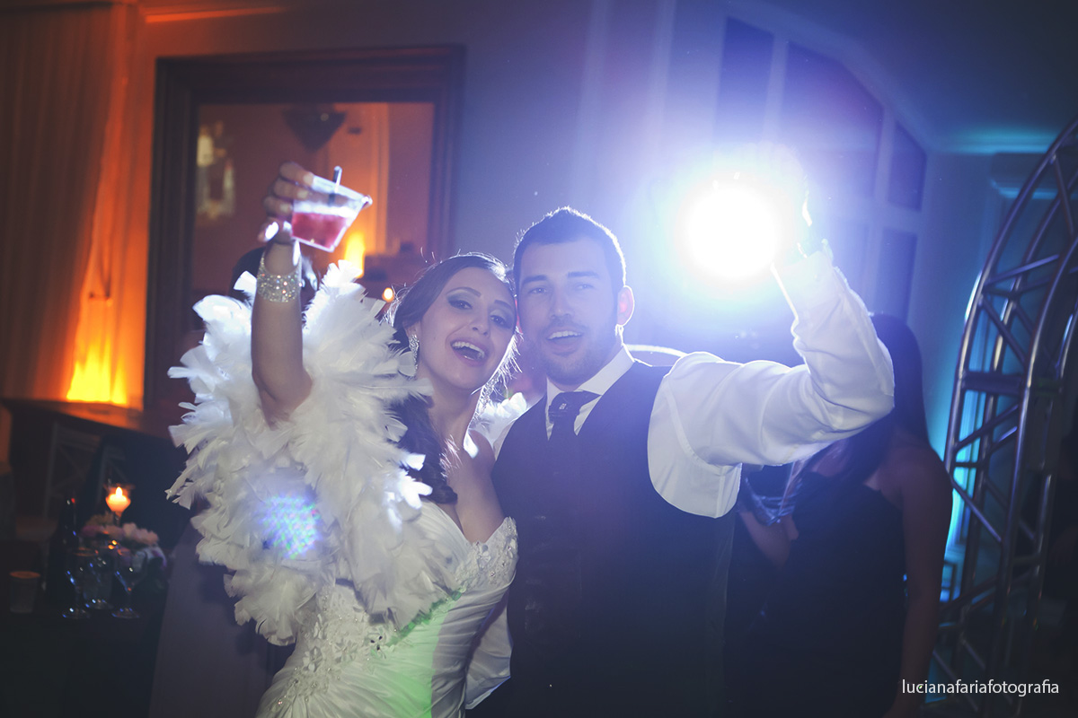 noiva, plumas, branca, mascara, mascara de noivas, dançando, dj, dança, noivos,  decoração, casamento, noivinhos, buffet, festa, recepção, casados, iluminação, salão, cerimonial