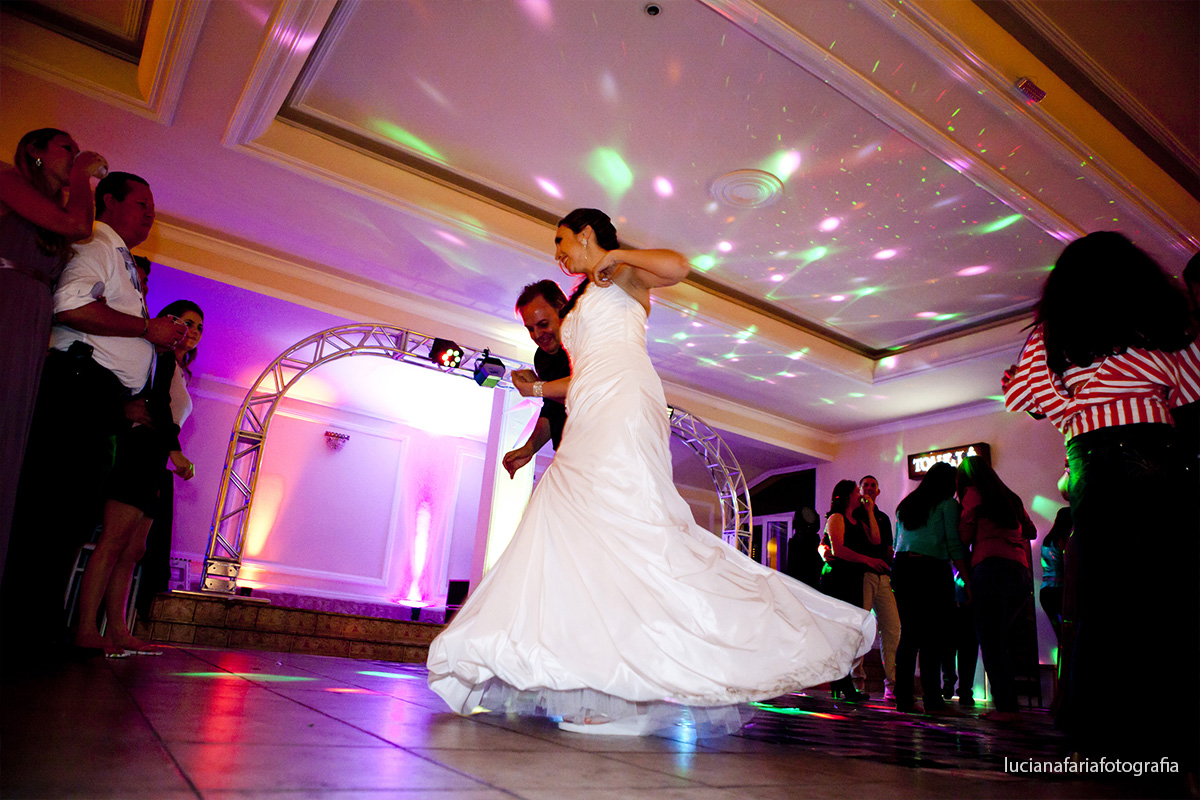 convidados, pista de dança, banda, dançando, dj, dança, noivos,  decoração, casamento, noivinhos, buffet, festa, recepção, casados, iluminação, salão, cerimonial