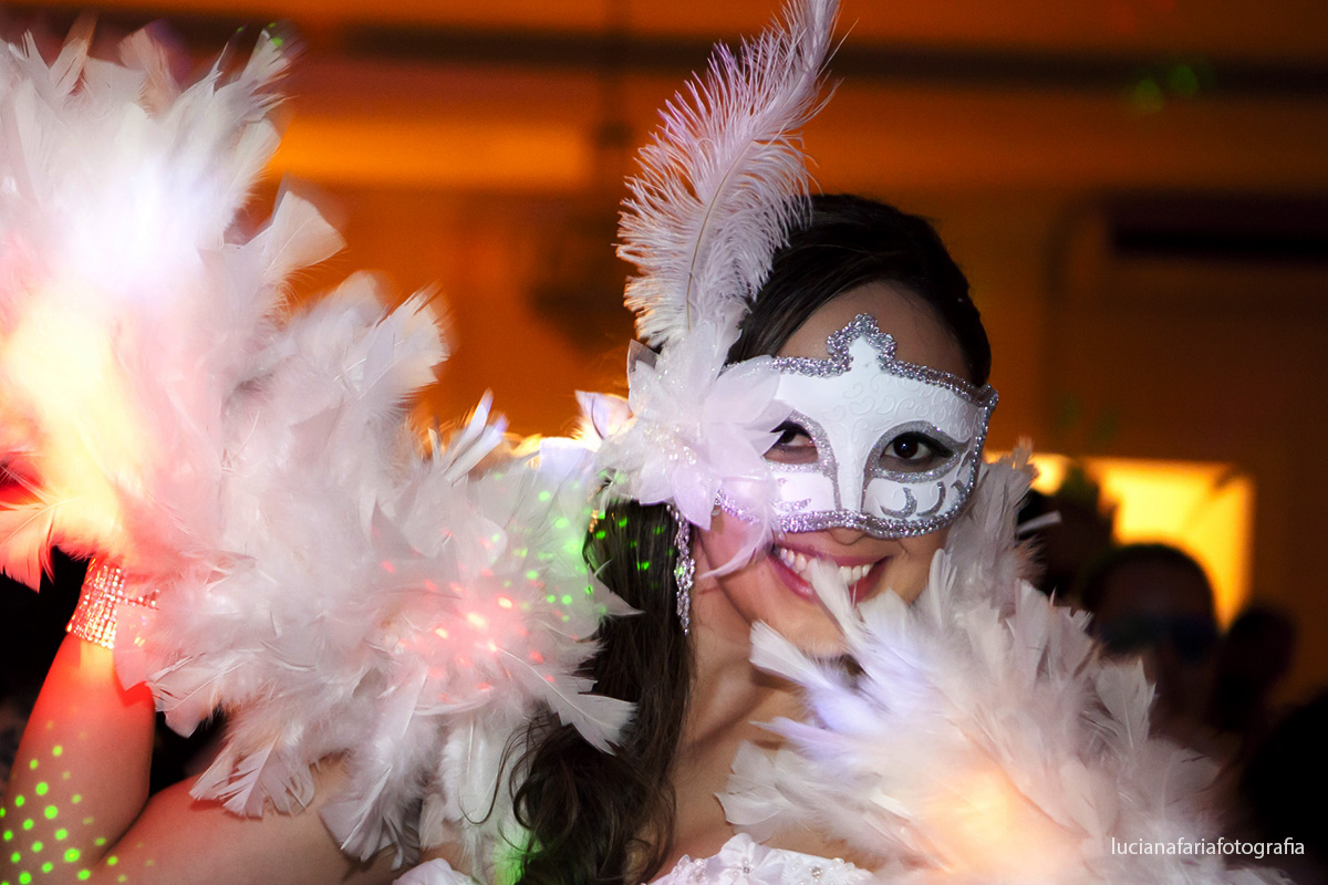 noiva, mascara de noiva, plumas, convidados, pista de dança, banda, dançando, dj, dança, noivos,  decoração, casamento, noivinhos, buffet, festa, recepção, casados, iluminação, salão, c