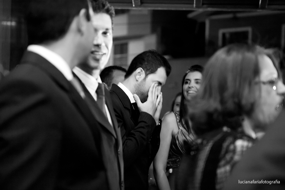 noivo, nervoso, casando, padrinhos, porta da igreja, casamento, cerimonial, decoração, noiva, noiva no carro, casar, grande dia, gelo na barriga,