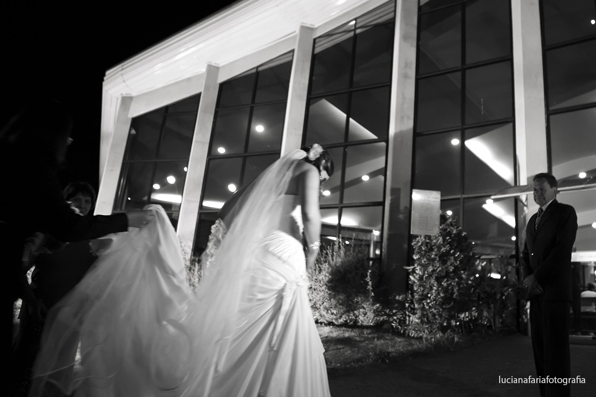 noiva, pai da noiva, saindo do carro, porta da igreja, casando, porta da igreja, casamento, cerimonial, decoração, noiva, noiva no carro, casar, grande dia, gelo na barriga,