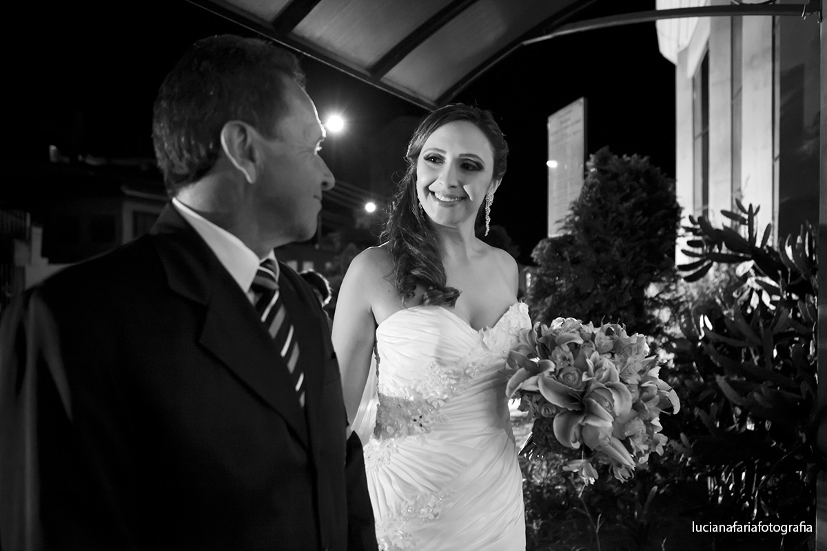 noiva, pai da noiva, saindo do carro, porta da igreja, casando, porta da igreja, casamento, cerimonial, decoração, noiva, noiva no carro, casar, grande dia, gelo na barriga,