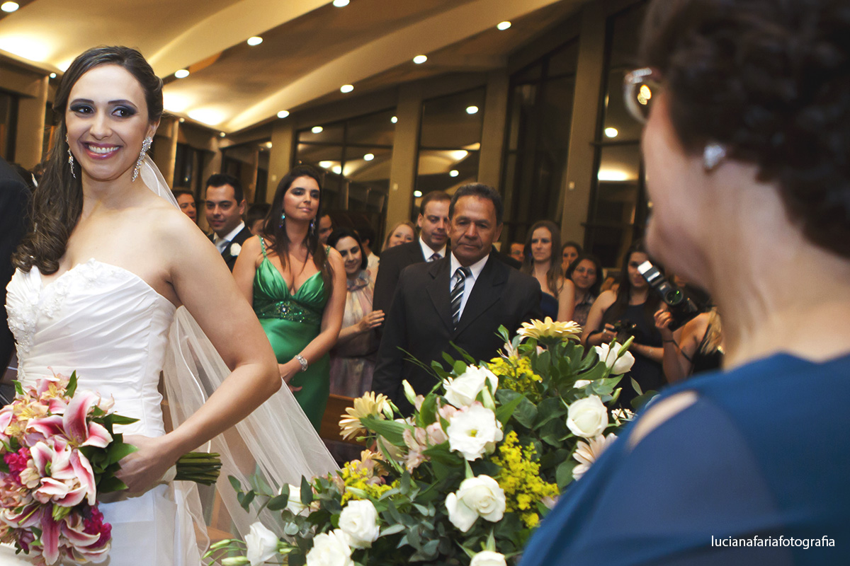 mãe da noiva, olhares, emoção, entrada da noiva, noiva, noivo, pai da noiva, religioso, igreja, casamento, cerimonial, decoração, noiva, casar, grande dia