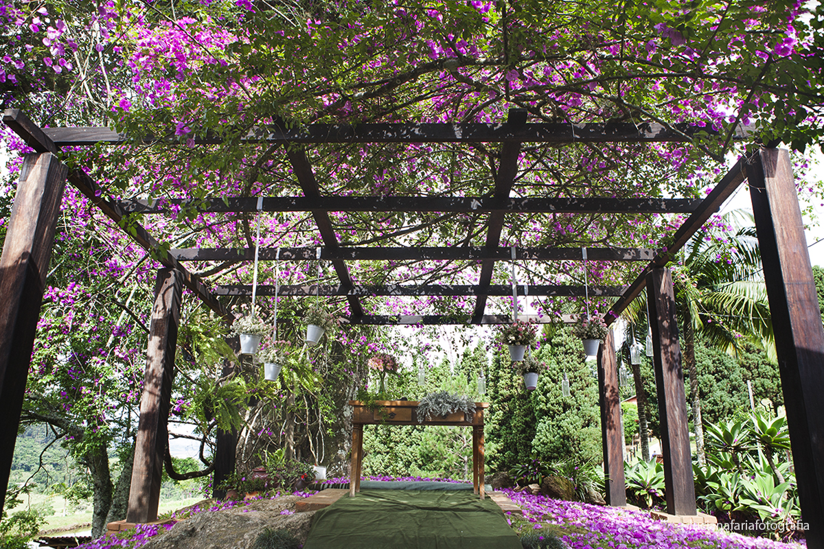 pergolado, primavera, flores rosa, casamento, fotografia de casamento, decoração, altar, flores, cerimonial, cerimônia, casamento de dia, luz natural, noiva, noivo
