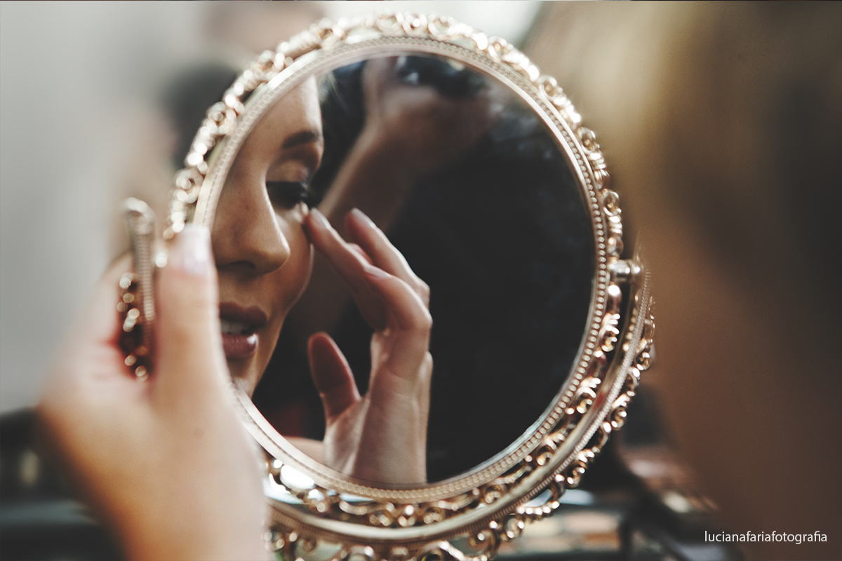 dia da noiva, espelho, maquiagem, olho preto, delineador, casar, pronta pra casar, cabelo de noiva, casamento, fotografia de casamento, decoração, altar, flores, cerimonial, cerimônia, casamento de dia, luz natural, noiva