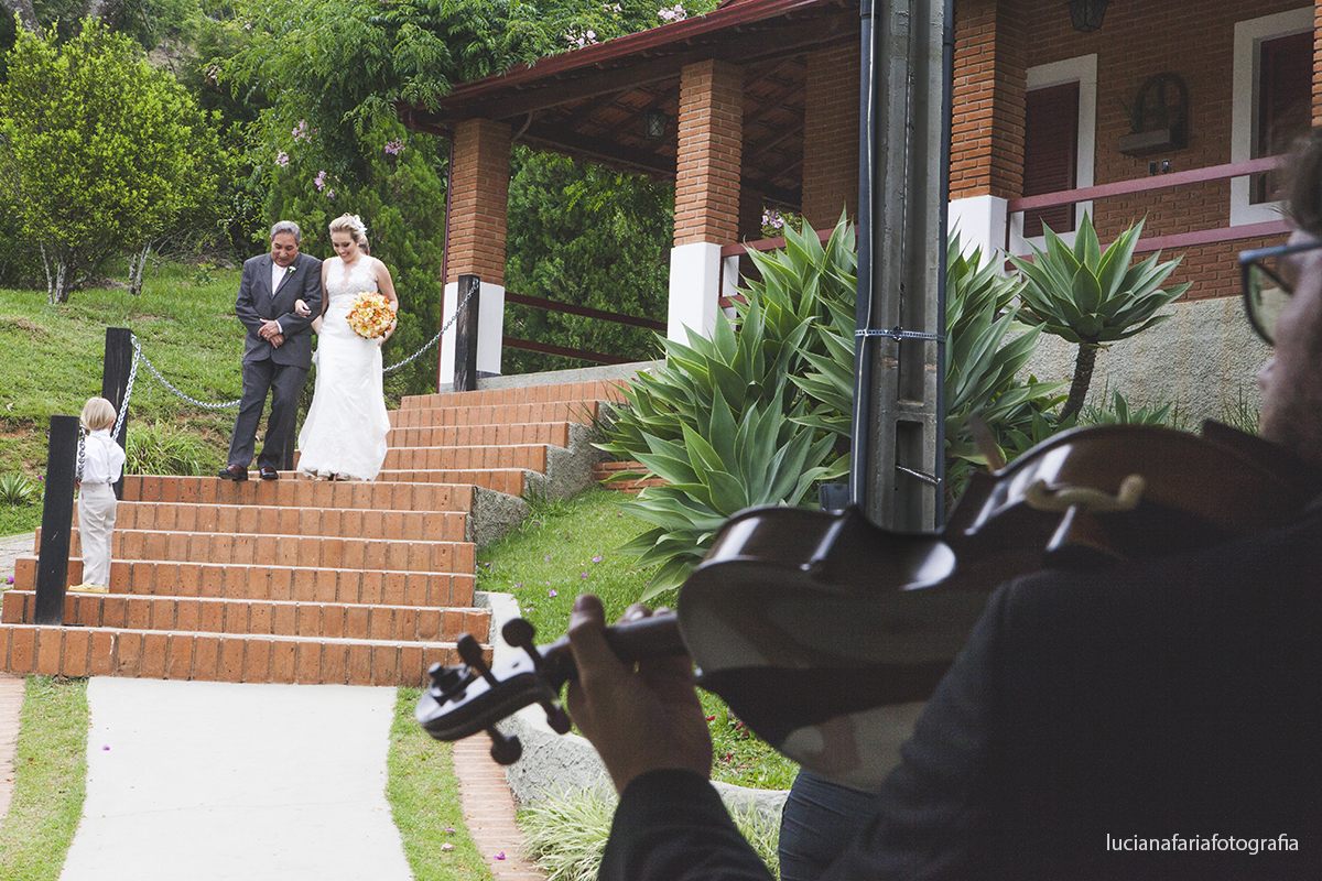 indo pro altar, noiva, encontro, noivo, casamento de dia, vou casar, gravata borboleta, pastor, cerimônia, cerimonial, decoração de casamento, decoração, wedding, casamento