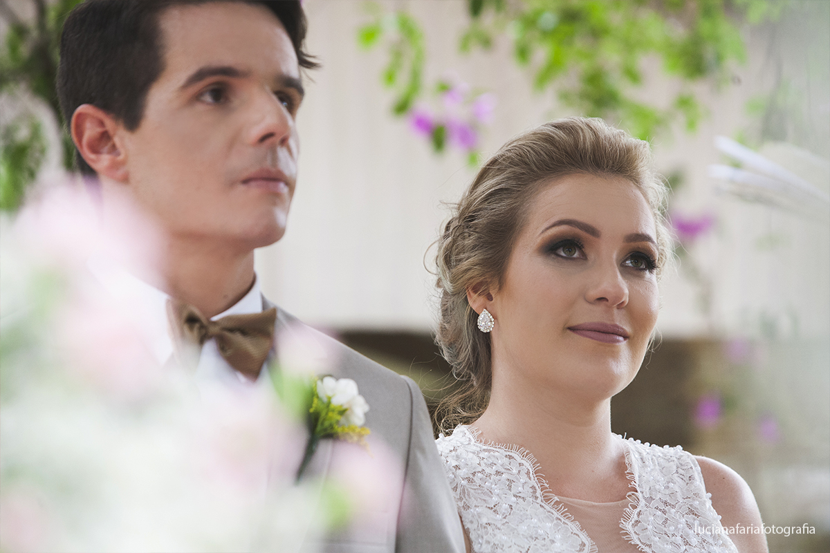 noiva, casal de noivos, casamento de dia, vou casar, gravata borboleta, pastor, cerimônia, cerimonial, decoração de casamento, decoração, wedding, casamento, altar, celebração, lapela, flor, pergolado