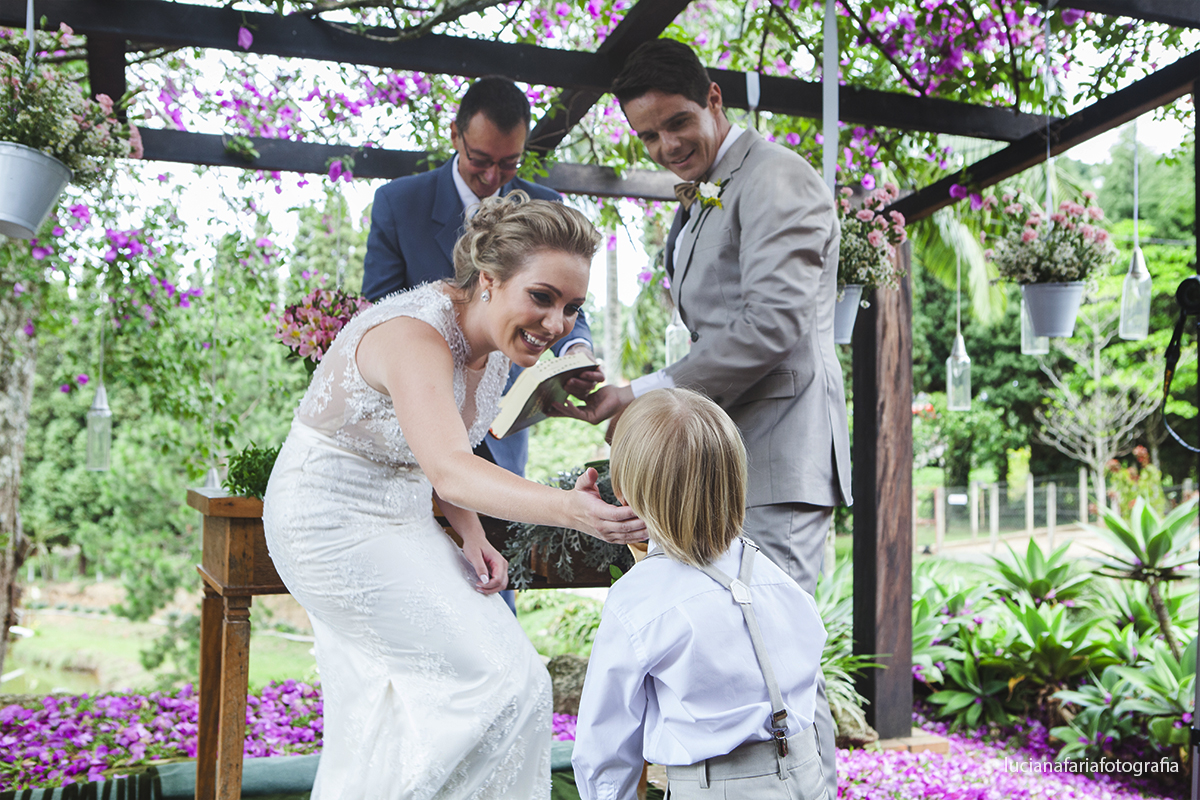 filho dos noivos, alianças, entrada das alianças, biblia, noiva, casal de noivos, casamento de dia, vou casar, gravata borboleta, pastor, cerimônia, cerimonial, decoração de casamento, decoração, wedding, ca