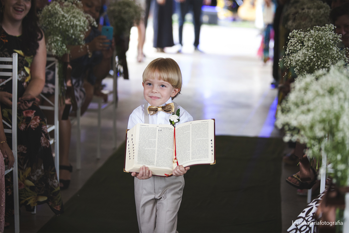 filho dos noivos, alianças, entrada das alianças, biblia, noiva, casal de noivos, casamento de dia, vou casar, gravata borboleta, pastor, cerimônia, cerimonial, decoração de casamento, decoração, wedding, ca