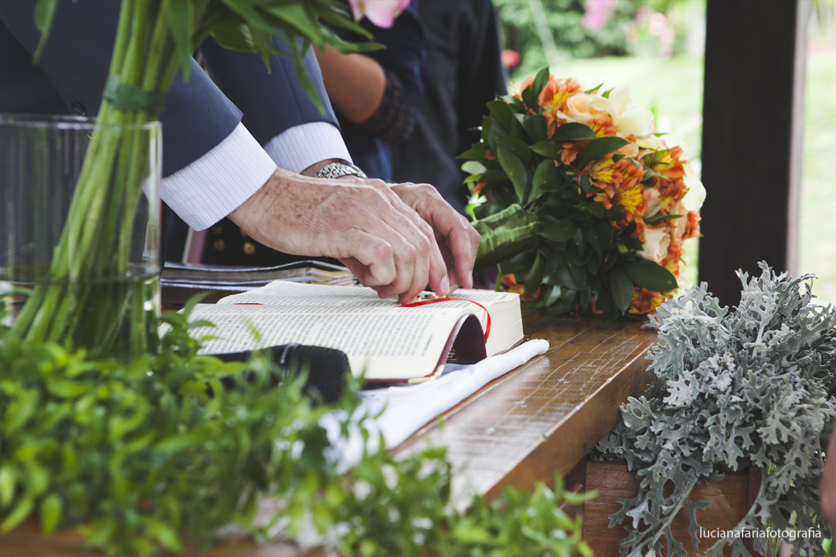 bíblia, alianças, mãos, pastor, celebrante, celebrante de casamento, buquê, decoração, cerimonial, cerimônia, casamento, wedding, casamento de dia, fim de tarde, luz natural