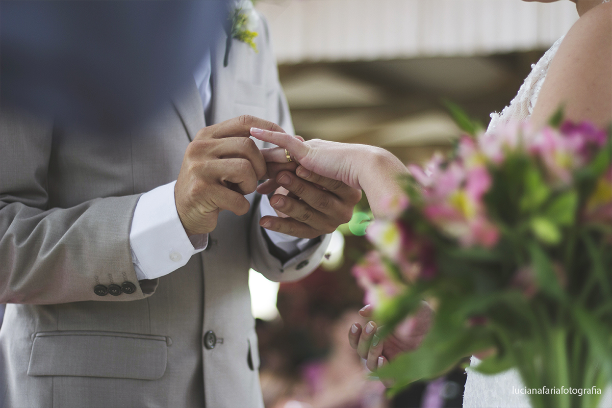 buque, laranja, vestido de noiva, alianças, entrada das alianças, biblia, noiva, casal de noivos, casamento de dia, vou casar, gravata borboleta, pastor, cerimônia, cerimonial, decoração de casamento, decoraç&atild