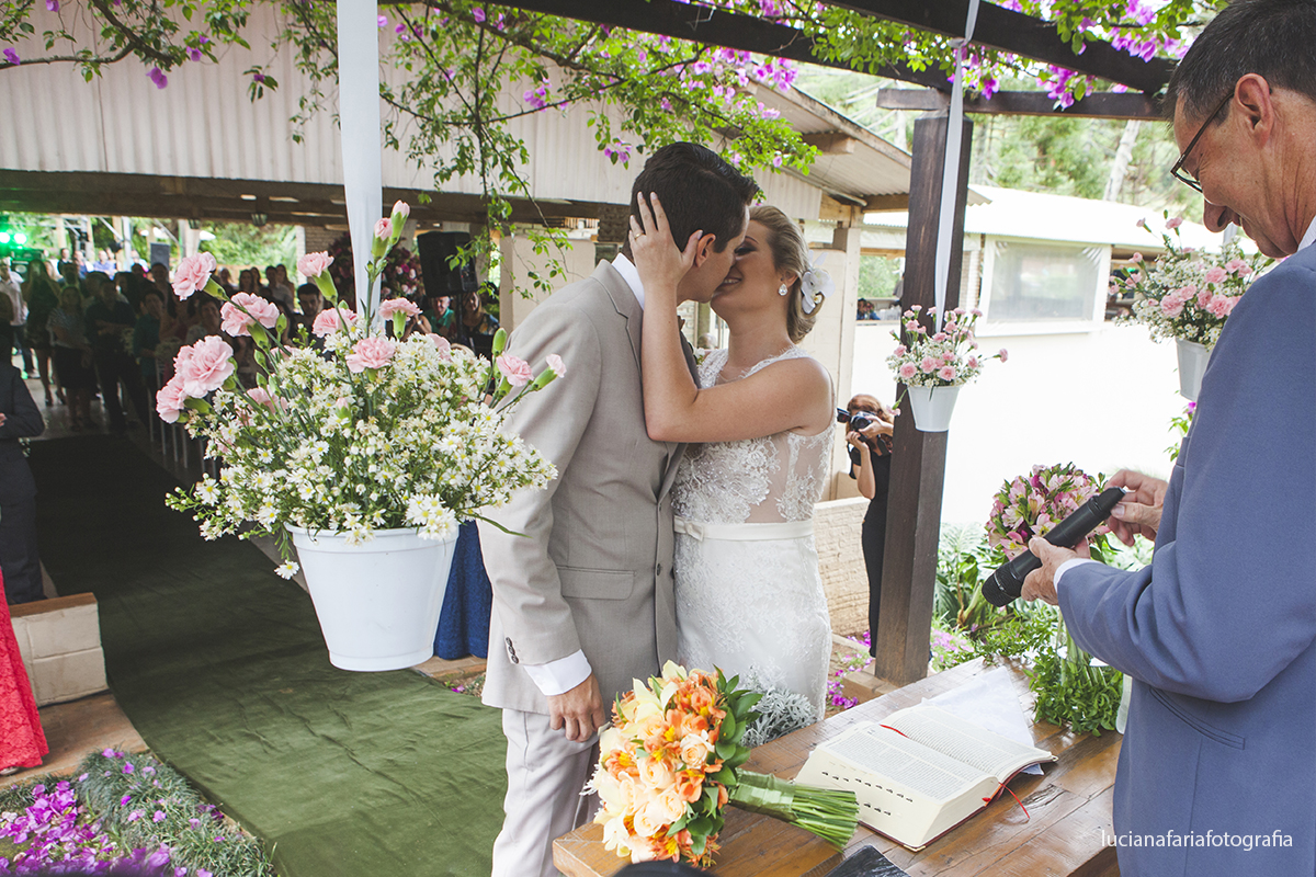 beijo dos noivos, buque, laranja, vestido de noiva, alianças, entrada das alianças, biblia, noiva, casal de noivos, casamento de dia, vou casar, gravata borboleta, pastor, cerimônia, cerimonial, decoração de casamento, de