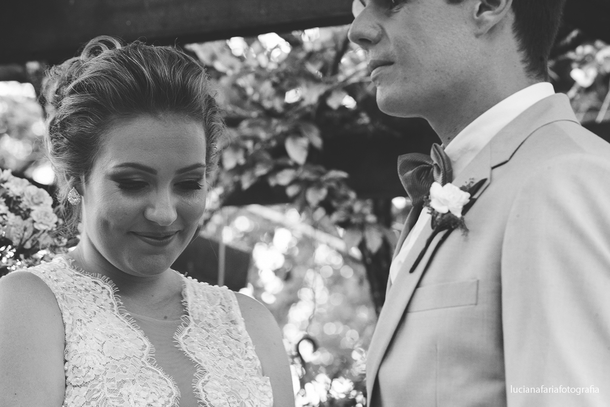 buque, laranja, vestido de noiva, alianças, entrada das alianças, biblia, noiva, casal de noivos, casamento de dia, vou casar, gravata borboleta, pastor, cerimônia, cerimonial, decoração de casamento, decoraç&atild