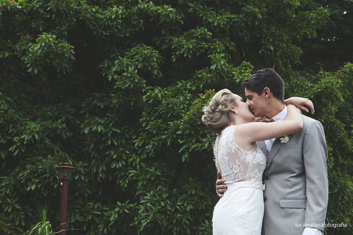 casados, ensaio casal, fotos pós, pós casamento, retratos, buque, laranja, vestido de noiva, alianças, entrada das alianças, biblia, noiva, casal de noivos, casamento de dia, vou casar, gravata borboleta, pastor, cerimôni