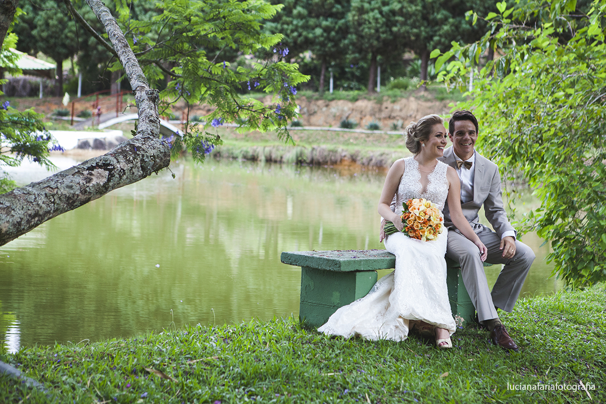 casados, ensaio casal, fotos pós, pós casamento, retratos, buque, laranja, vestido de noiva, alianças, entrada das alianças, biblia, noiva, casal de noivos, casamento de dia, vou casar, gravata borboleta, pastor, cerimôni