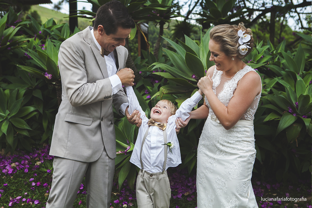 casados, ensaio casal, fotos pós, pós casamento, retratos, buque, laranja, vestido de noiva, alianças, entrada das alianças, biblia, noiva, casal de noivos, casamento de dia, vou casar, gravata borboleta, pastor, cerimôni