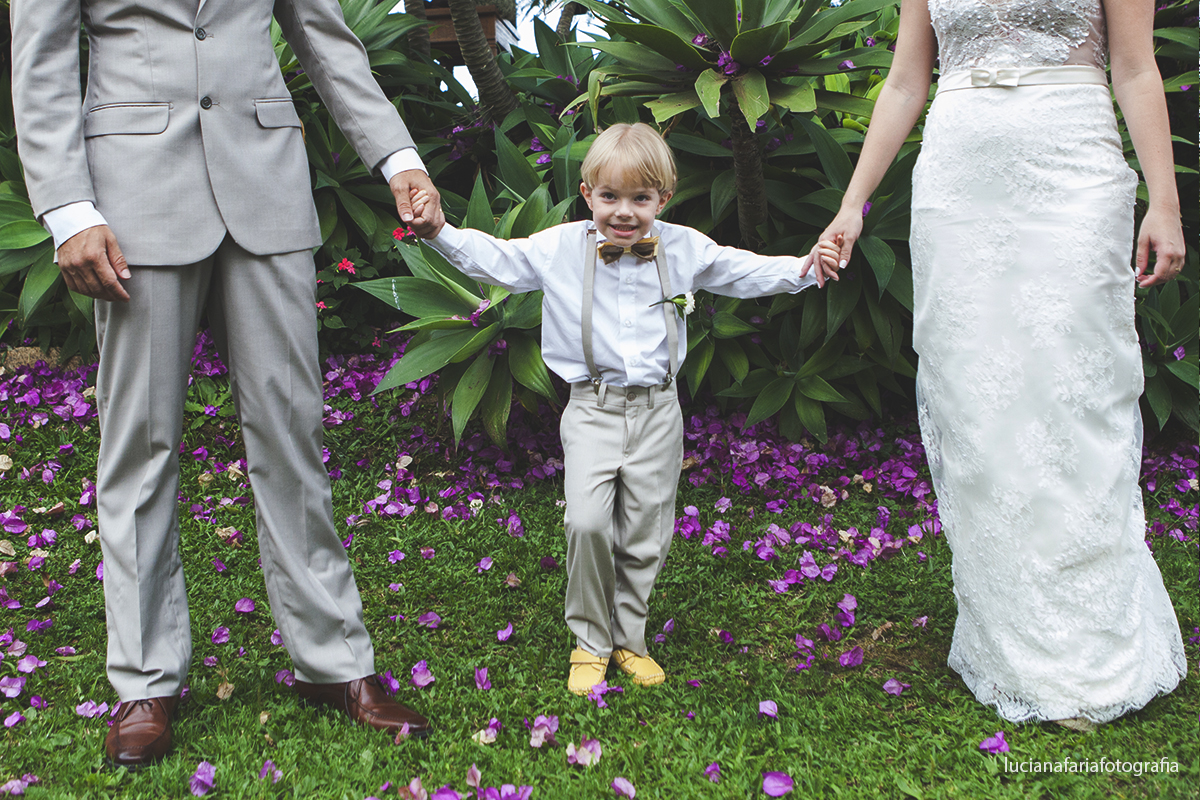casados, ensaio casal, fotos pós, pós casamento, retratos, buque, laranja, vestido de noiva, alianças, entrada das alianças, biblia, noiva, casal de noivos, casamento de dia, vou casar, gravata borboleta, pastor, cerimôni