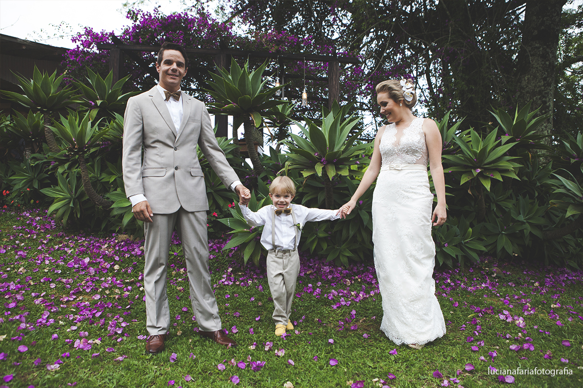 casados, ensaio casal, fotos pós, pós casamento, retratos, buque, laranja, vestido de noiva, alianças, entrada das alianças, biblia, noiva, casal de noivos, casamento de dia, vou casar, gravata borboleta, pastor, cerimôni