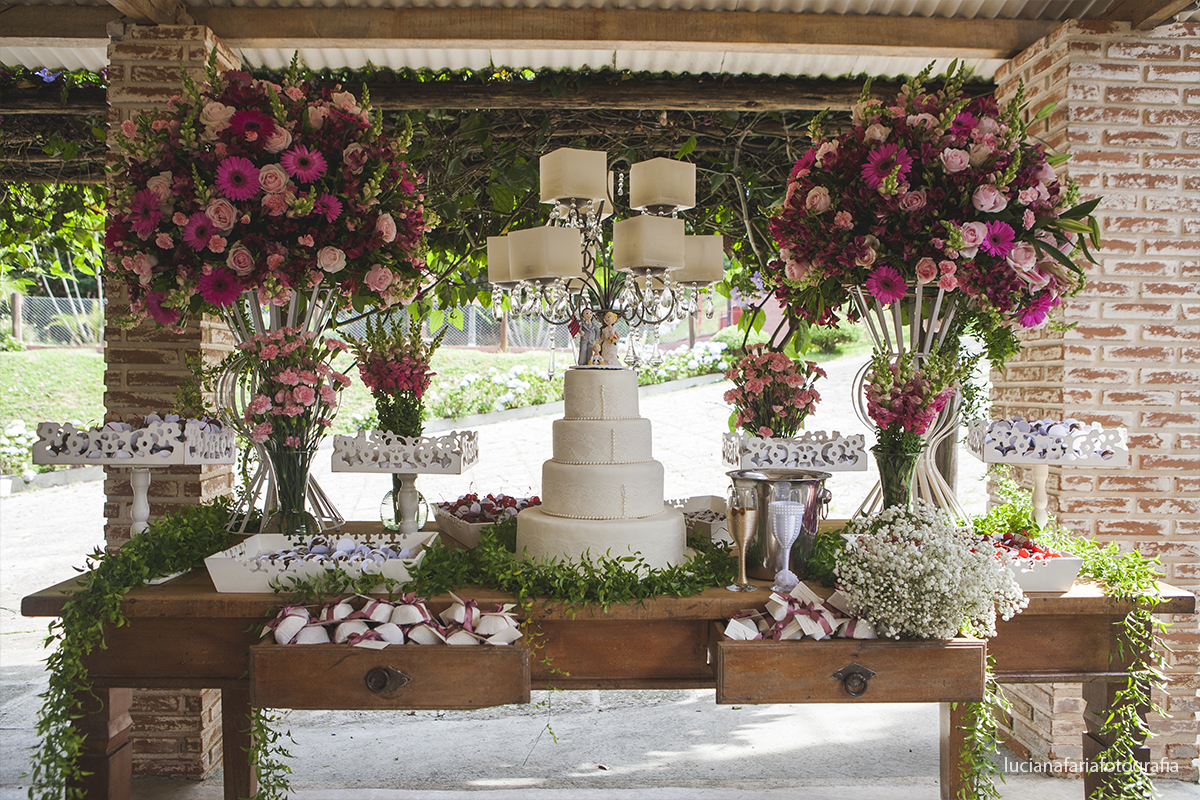 casados, ensaio casal, fotos pós, pós casamento, retratos, buque, laranja, vestido de noiva, alianças, entrada das alianças, biblia, noiva, casal de noivos, casamento de dia, vou casar, gravata borboleta, pastor, cerimôni